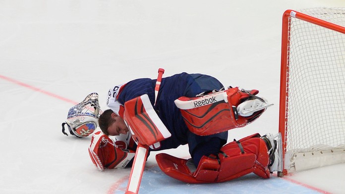 Slovenský brankár Július Hudáček prichádza o helmu po zásahu