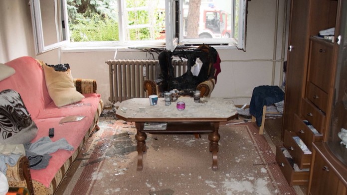 Obhorený nábytok v izbe dôchodcu.