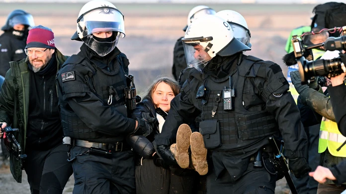 Policajti vyniesli z obce Lützerath klimatickú aktivistku Gretu Thunbergovú počas protestu proti rozšíreniu bane.