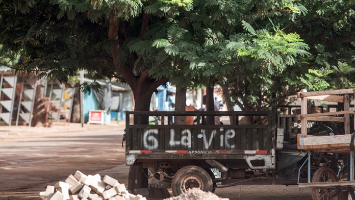 Starý vojenský voz na práznej ulici v Ouagadougou v Burkina Faso.
