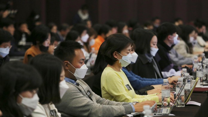 Neymar z PSG reaguje v prvom osemfinále LM na pôde Borussie Dortmund.