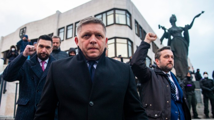 Richard Takáč, Robert Fico a Ľuboš Blaha (všetci Smer-SD) počas protestného zhromaždenia  proti obrannej dohode s USA. 