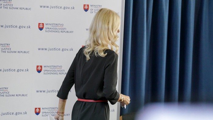 Študenti vytvorili 7.decembra 1989 živú reťaz pred Úradom vlády SSR na Gottwaldovom námestí v Bratislave. 