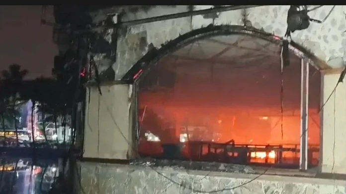 VIDEO: Nočný klub v Indii sa zmenil na smrtiacu pascu. Pri požiari zahynulo najmenej 25 ľudí vrátane turistov