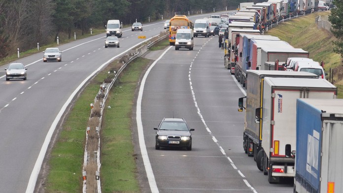 Zmena na poslednú chvíľu. Diaľnicu D1 mali na niekoľko dní uzavrieť, plán sa náhle mení