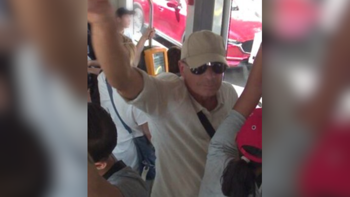 Polícia pátra po mužovi z električky