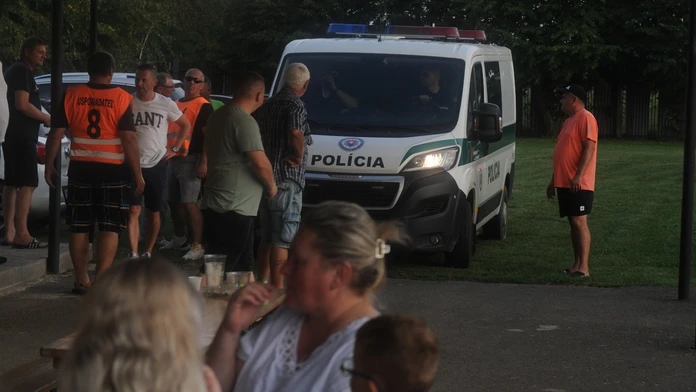 Namiesto oslavy fraška. Duel Slovnaft Cupu rozhodca predčasne ukončil a potom zavolal políciu