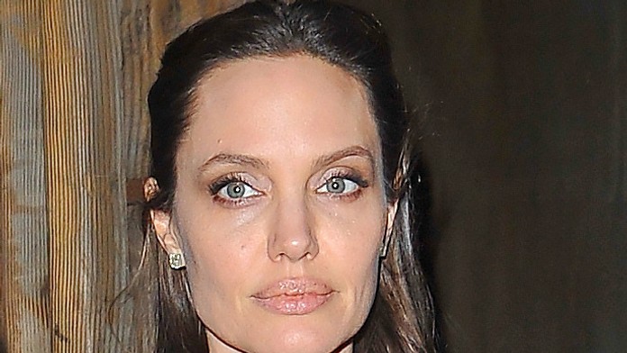Angelina Jolie na večeri so synom bez podprsenky. Doplatila na blesky fotoaparátov