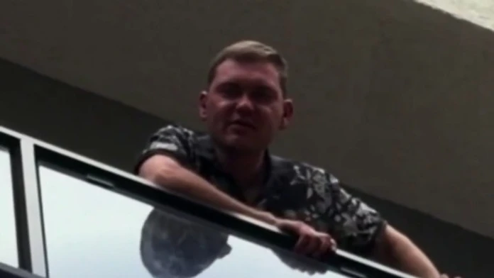 VIDEO: Močil z balkóna a kričal „Sláva Rusku“. Bizarná obhajoba mu neprešla, Gruzínci sa s Rusom nemaznali