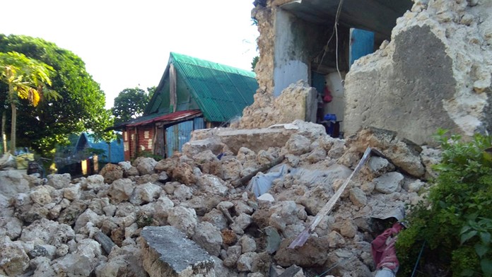 Záchranári v bare v juhokórejskom Gwandžu, kde spadol balkón.