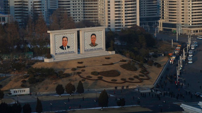 Portréty bývalých  severokórejských vodcov Kim Ir-sena (vľavo) a Kim Čong-ila.