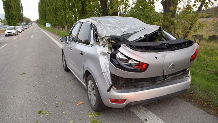 Poškodené auto, na ktoré padol strom pri Nitre.