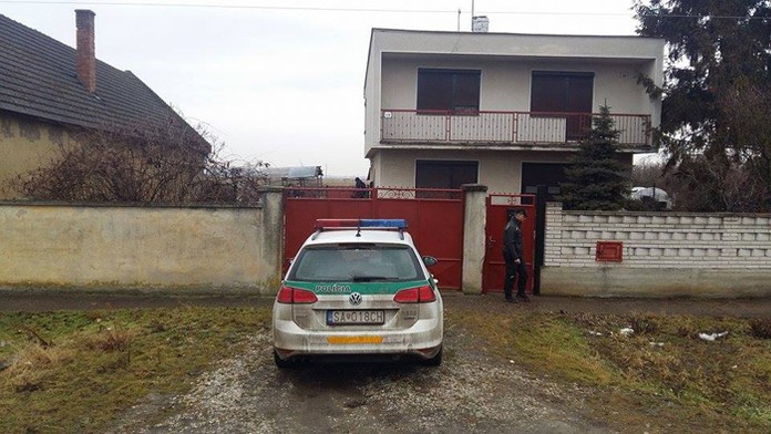 Dom v Tešedíkove, kde syn vylial na seba, ale aj na matku benzín.