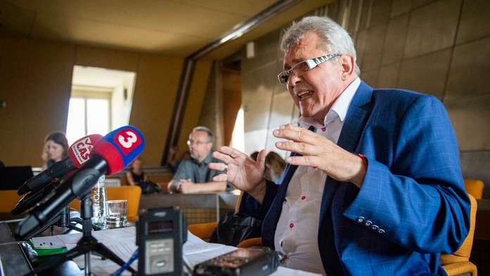 Poslanec Peter Marček pred Zahraničným výborom NR SR 