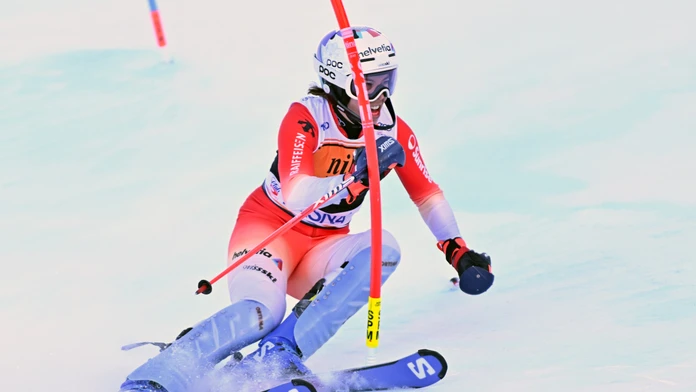Hororový pád švajčiarskej hviezdy mohol mať drastické následky. Michelle Gisinová sa tesne vyhla ochrnutiu