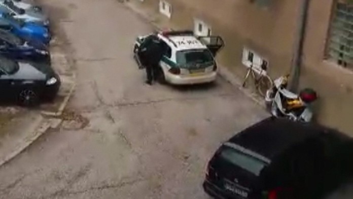 Kuriózny útok na policajtov.