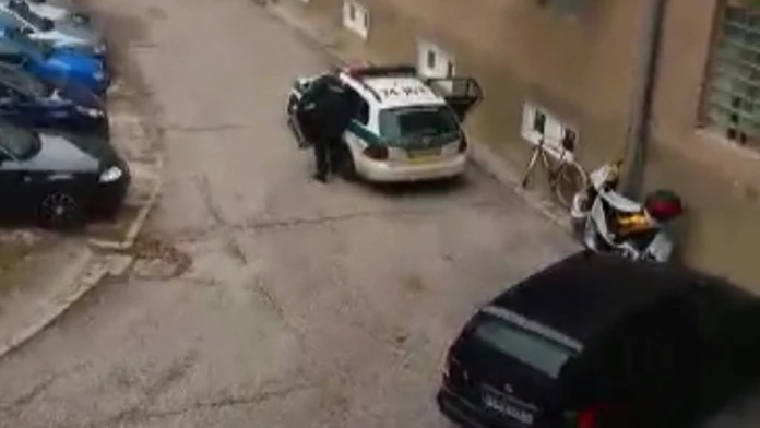 Kuriózny útok na policajtov.