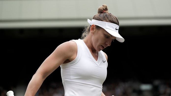 Tenistka Simona Halepová oslavuje triumf vo finále Wimblerdonu.