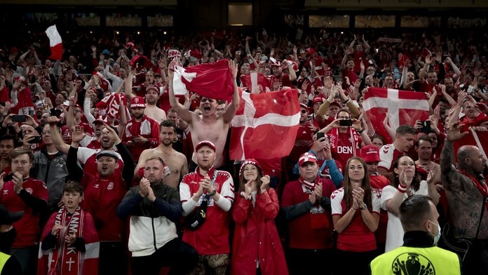 Dánski fanúšikovia oslavujú víťazstvo svojho tímu nad Ruskom.