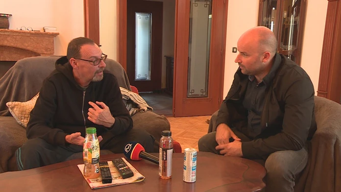Zľava Marco Scandella a Henri Jokiharju z Buffala oslavujú gól proti Floride.
