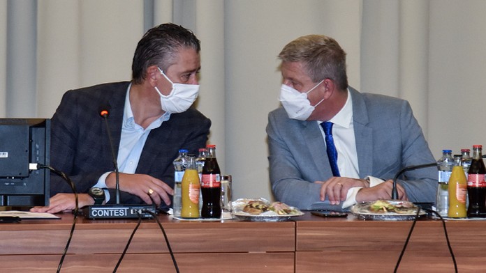 Predseda Ústredného krízového štábu a minister vnútra Roman Mikulec a minister zdravotníctva Vladimír Lengvarský.