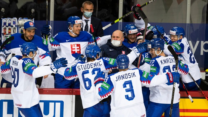 Slovenská striedačka sa teší po strelení gólu.