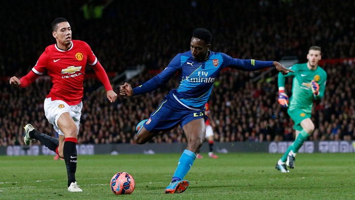  Hráč Arsenalu Danny Welbeck (v strede) strieľa svoj druhý gól vo štvrťfinálovom zápase anglického FA Cupu proti ManU.