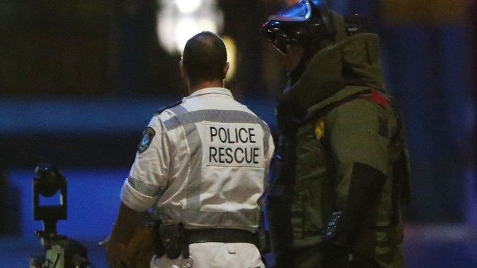 Australskí policajti hľadajú bombu.