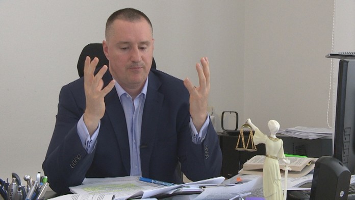 Na snímke britský premiér Boris Johnson (vpravo) a francúzsky prezident Emmanuel Macron počas stretnutia v Elyzejskom paláci.