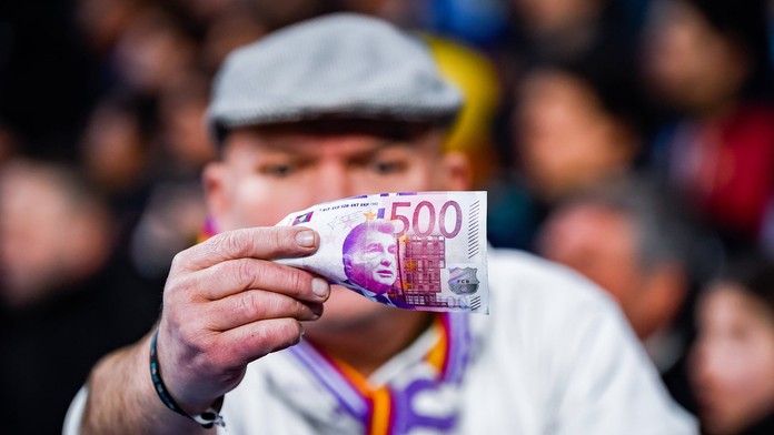 Na účet exrozhodcu odišlo 6 miliónov. Arbitrov sme nikdy nekupovali, bráni klub prezident Barcelony