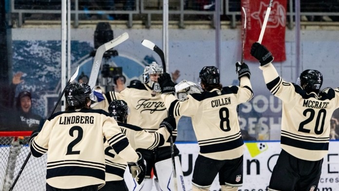 Hráči Fargo Force s brankárom Hrenákom oslavujú gól