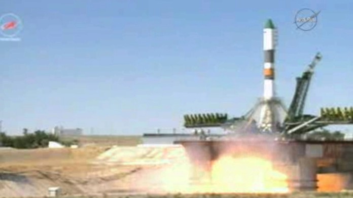 Na snímke z videozáznamu štartuje ruská nákladná loď Progress z ruského kozmodrómu Bajnkonur v Kazachstane.