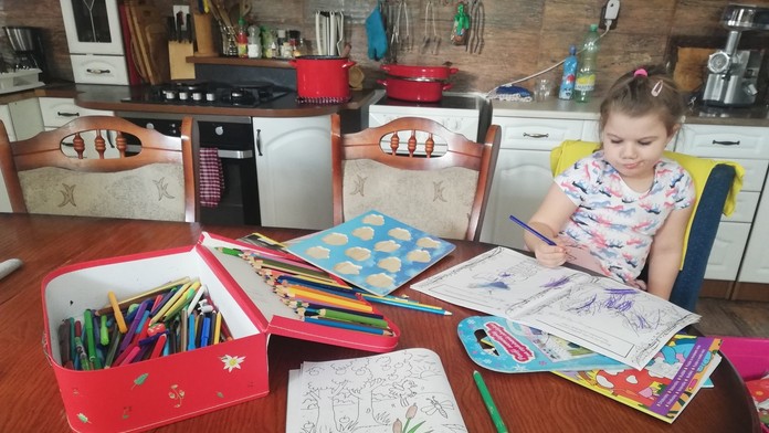 Silvia Vraník Vereská s deťmi rýľujú záhradu.