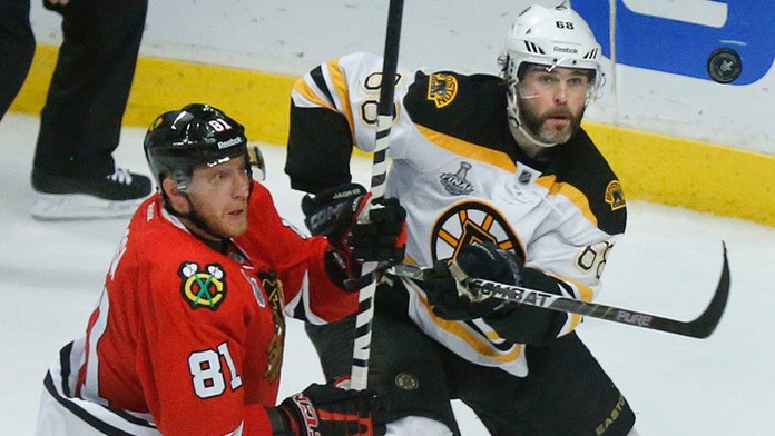 Útočník Blackhawks Marián Hossa a Jaromír Jágr na archívnej snímke.