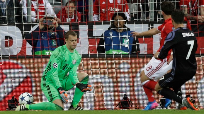 Cristiano Ronaldo strieľa svoj 100. gól v európskych pohároch.