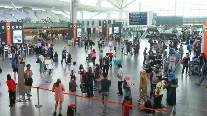 Letisková hala na medzinárodnom letisku v Kuala Lumpure. 