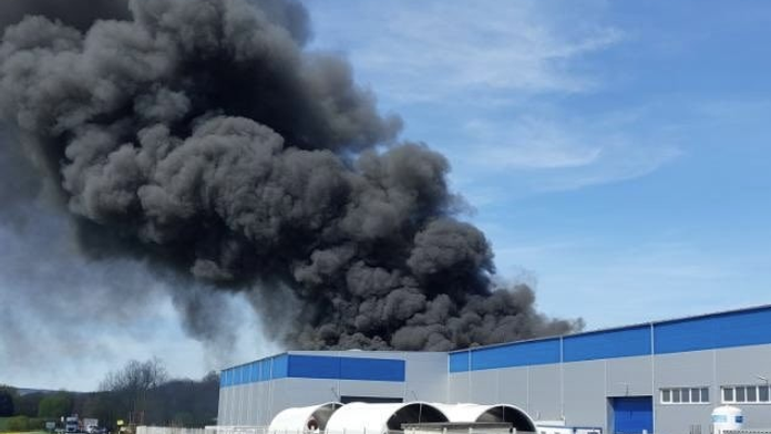 V Česku horela výrobná hala. Jeden človek zahynul, ďalší dvaja skončili v nemocnici