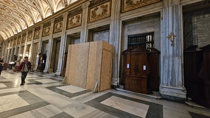 FOTO: Odhalili náhrobný kameň pápeža Františka. Nesie v sebe významnú symboliku