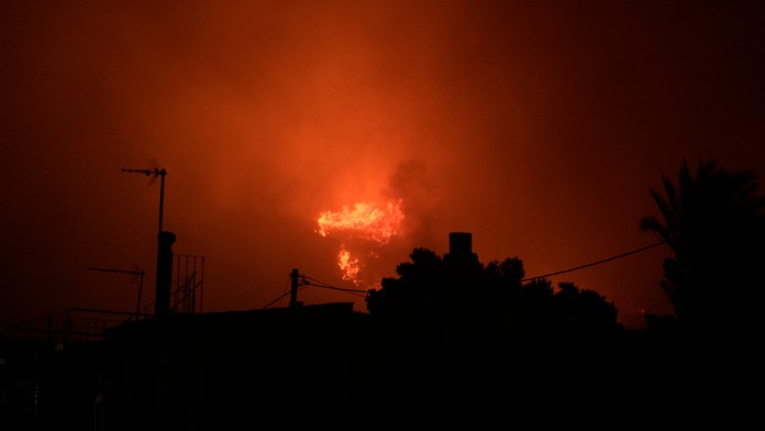 Neďaleko Atén vypukol rozsiahly požiar. Vyžiadal si už jednu obeť