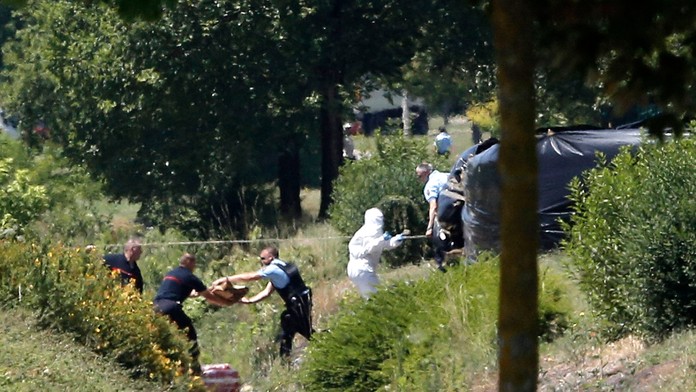 Vyšetrovatelia pracujú neďaleko továrne vo francúzskom meste Saint-Quentin-Fallavier. 