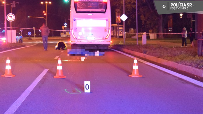 Smrteľná zrážka autobusu s chodcom v Michalovciach. 