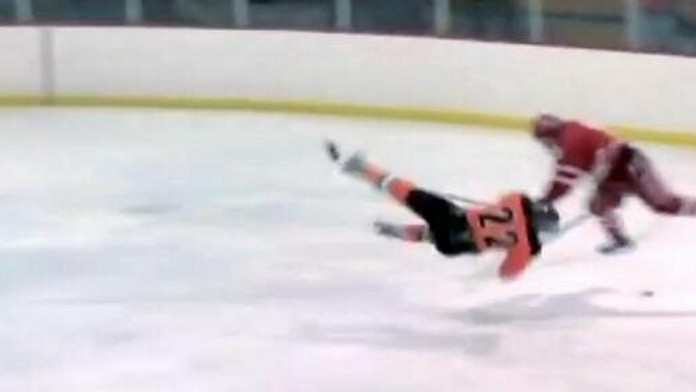 Tvrdý bodyček, ktorý dal obranca Scharmer Pierceovi..jpg