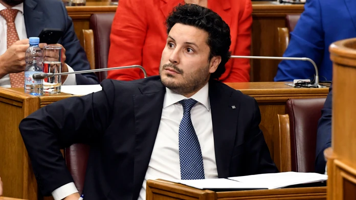Premiér Čiernej hory Dritan Abazovič na rokovaní parlamentu o vyslovení nedôvere jeho vlády.