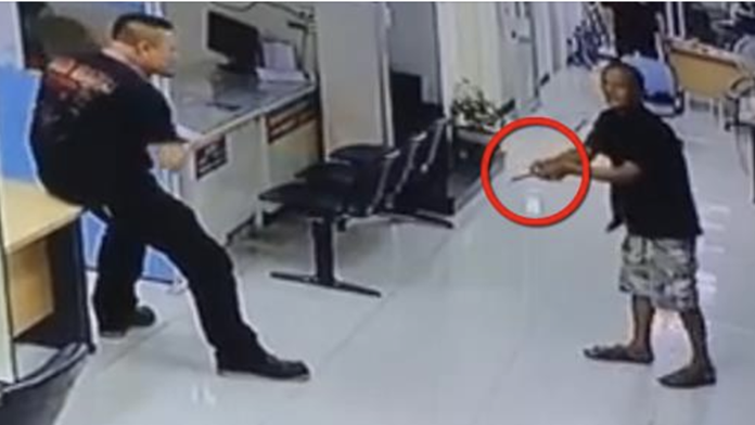 Muž chcel zaútočiť nožom. Netradičná reakcia policajta ohúrila celý svet