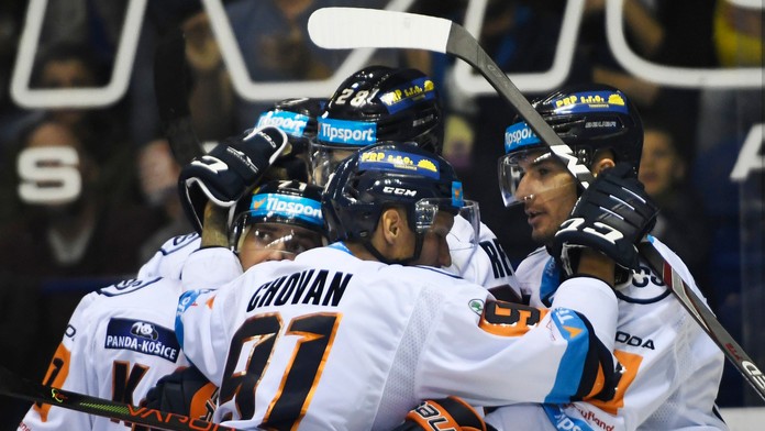 Hráči Šachtaru Doneck oslavujú gól v dueli LM na pôde Atalanty.