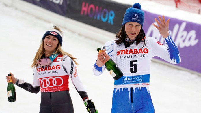 Zľava biatlonistky Ingrid Landmark Tandrevoldová, Anastasia Kuzminová a Laura Dahlmeierová v cieli šprintu na MS v Östersunde.