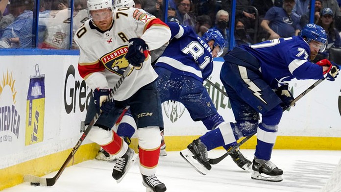 Slovenský obranca Tampy Erik Černák.