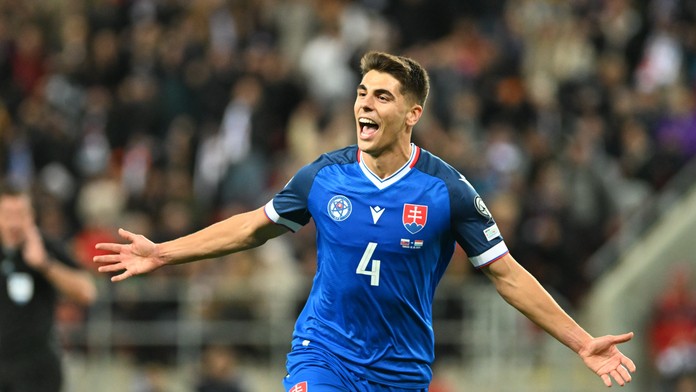 Slovenskí futbalisti sa tešia z gólu