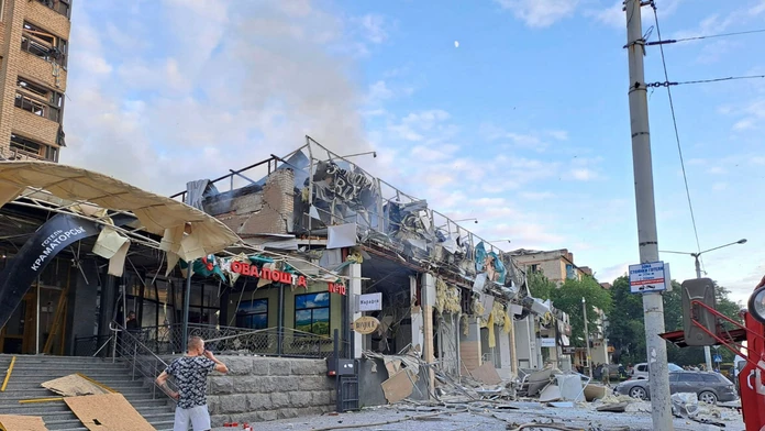 Zničená pizzeria po zásahu ruskej rakety.