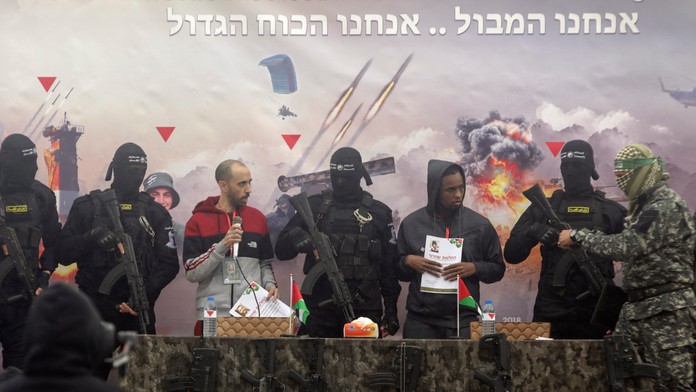 Hamas prepustil dvoch živých izraelských rukojemníkov. Odovzdal tiež ostatky Širi Bibasovej